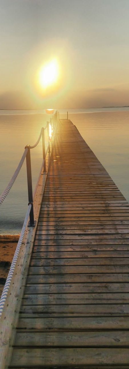 Steg im Meer bei Sonnenuntergang