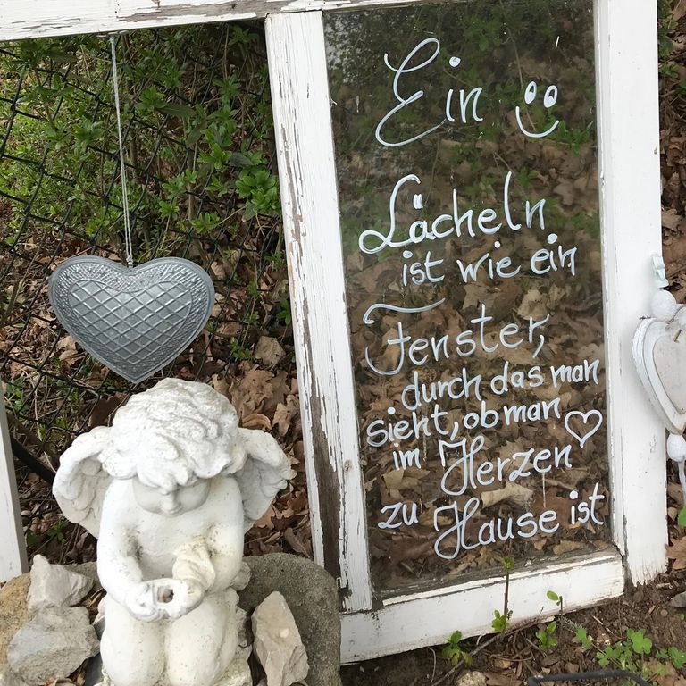 Fensterflügel zweigeteilt, rechts mit Text, links ohne Scheibe