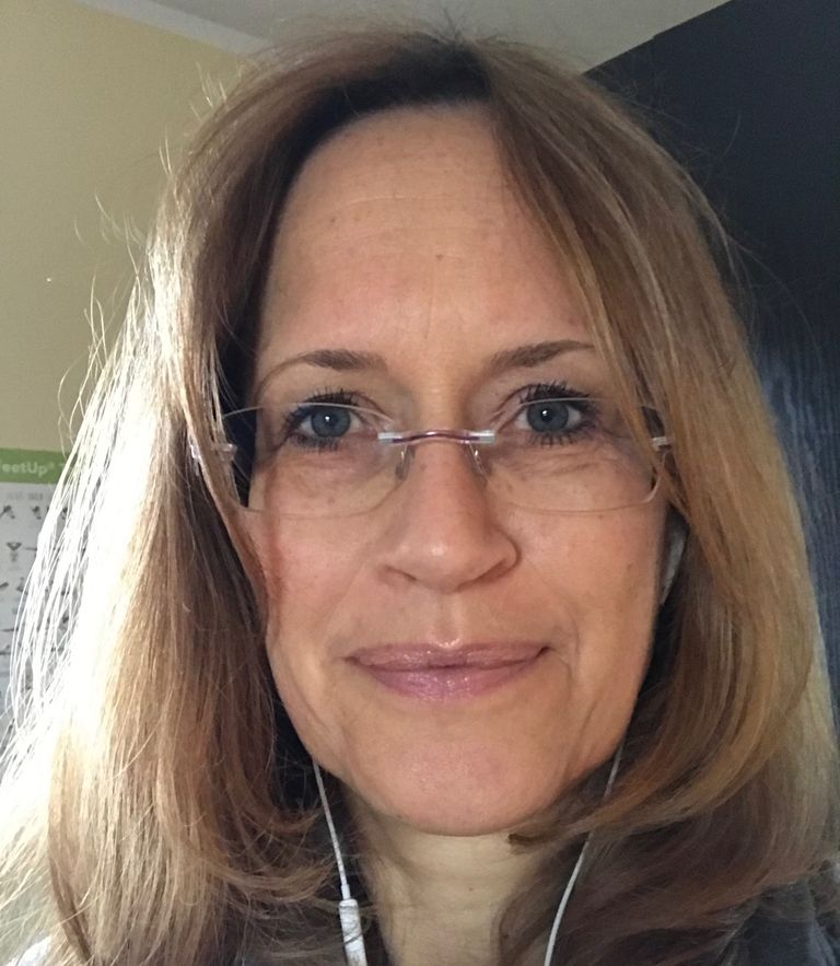 Porträt vom Kopf und Gesicht einer Frau mit Brille
